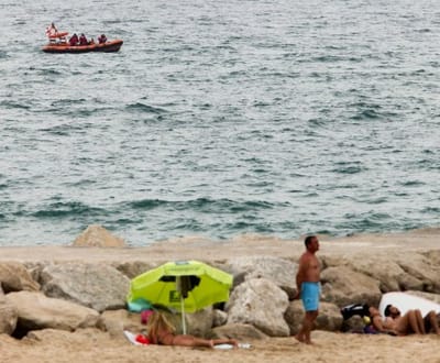 Turista ferido por hélice de barco enquanto nadava - TVI