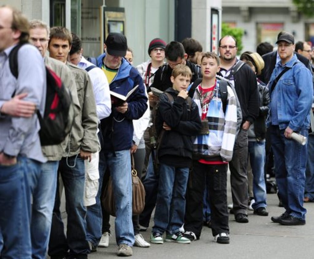 Milhares de europeus enfrentam filas para comprar iPad