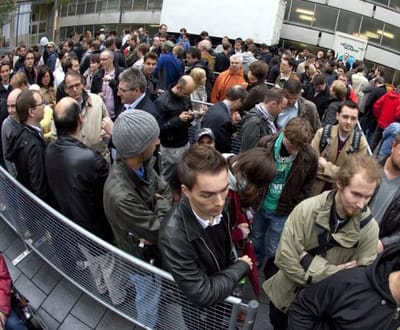 Milhares de europeus enfrentam filas para comprar iPad - TVI