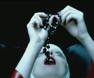 Lady Gaga engole crucifixo no videoclip «Alejandro» - TVI