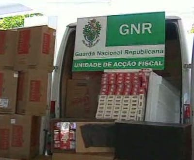 GNR apanha dois milhões de cigarros escondidos - TVI
