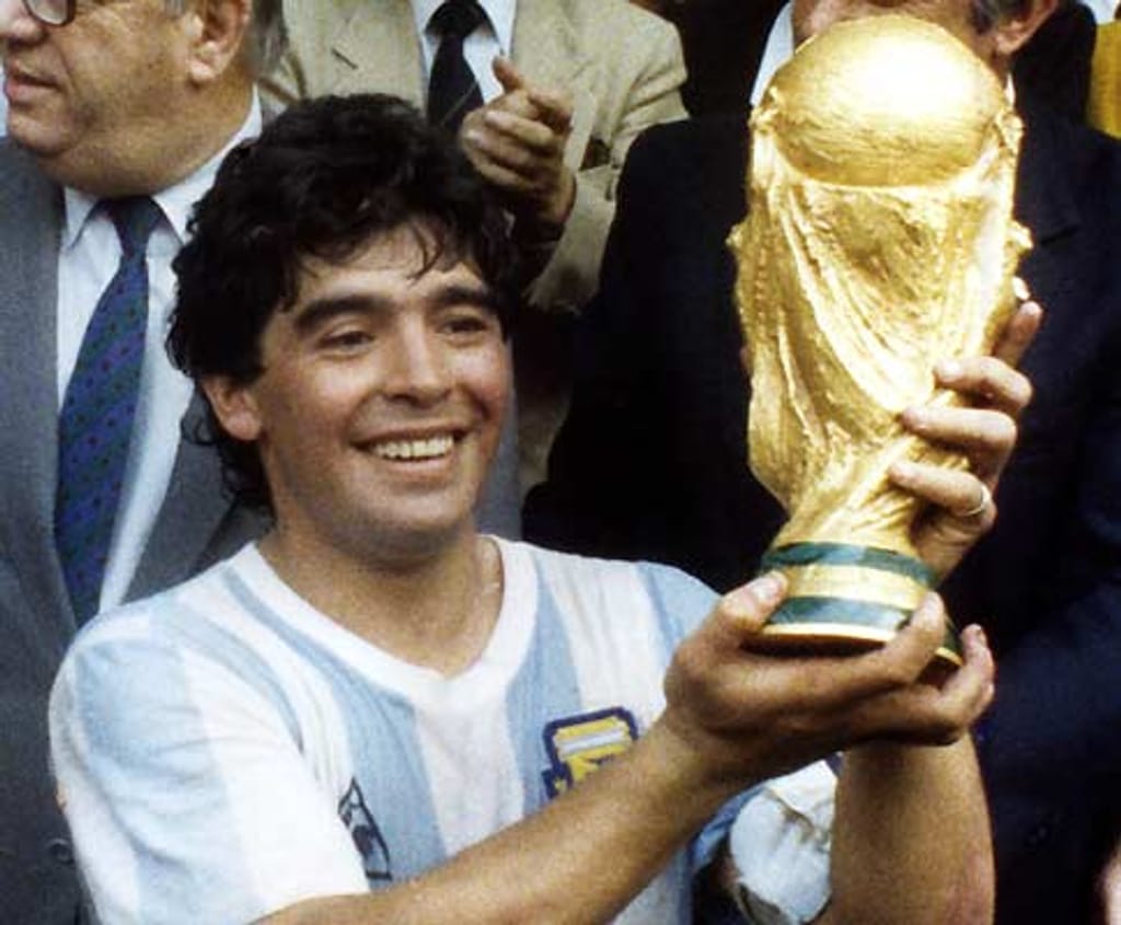 Mundial 86: Maradona com a Taça do Mundo (foto Atlântico Press/Picture Alliance/DPA)