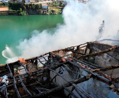 Porto: incêndio reacendeu na escarpa das Fontaínhas - TVI