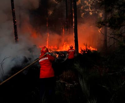 País continua a arder: dez incêndios activos - TVI