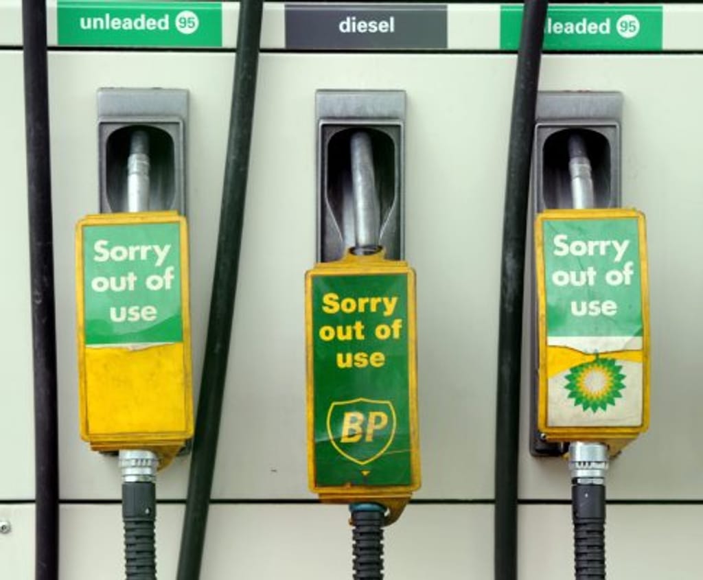 Greenpeace fecha postos da BP (EPA/FACUNDO ARRIZABALAGA)