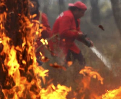 Cinco incêndios activos em Portugal - TVI