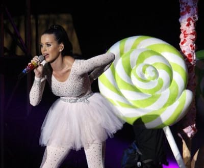 Morrissey opõe-se ao casamento de Katy Perry e Russell Brand (fotos) - TVI