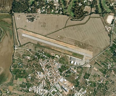 Avião de publicidade aérea cai no aeródromo de Portimão - TVI