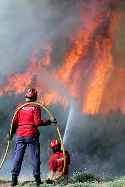 Há 43 incêndios activos em Portugal - TVI