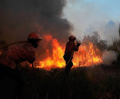 Cerca de 300 bombeiros combatem as chamas em Castro Daire - TVI