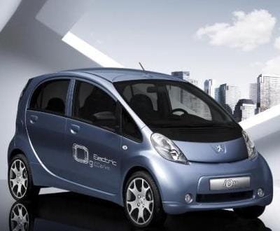 Peugeot: carro eléctrico estreia-se no Porto - TVI
