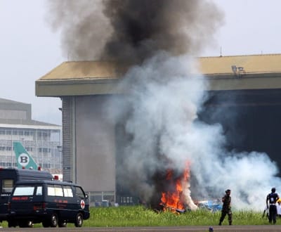 Avião cai e incendeia-se durante exibição na Indonésia - TVI