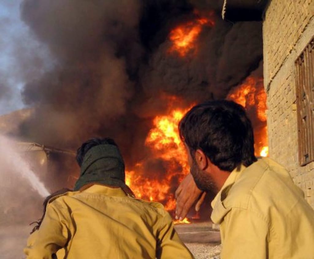 Paquistão: mais camiões incendiados (Fonte: EPA/ Waheed Khan)