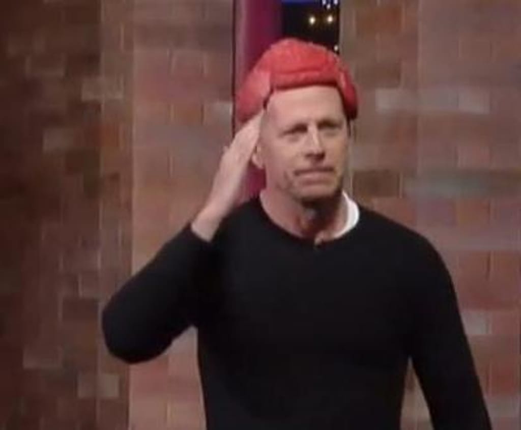 Bruce Willis armado em Lady Gaga no Late Show de David Letterman