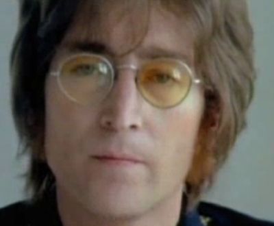 Fato usado por John Lennon na capa de «Abbey Road» vai a leilão - TVI