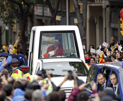 Duas centenas de homossexuais chamam pedófilo ao Papa em Barcelona - TVI