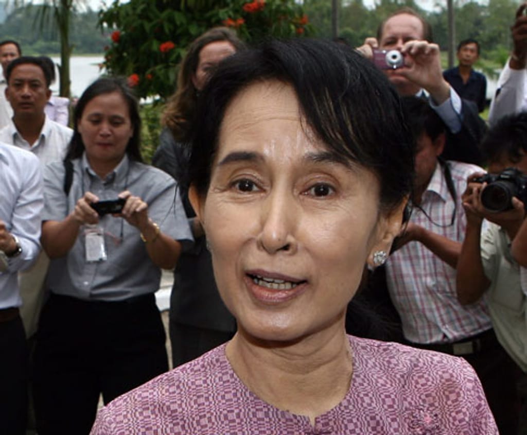 Aung San Suu Kyi libertada (EPA)