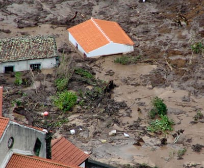 Fotografias mostram aldeia da Fajãzinha soterrada - TVI