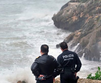 Pescadores arrastados pelas ondas, um morto confirmado - TVI
