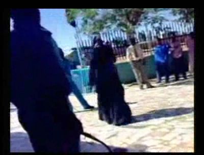 Mulher chicoteada em público por usar calças (vídeo) - TVI