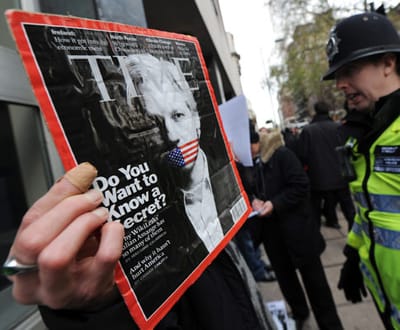 Juiz decide liberdade sob fiança de Assange, mas recurso adia libertação - TVI