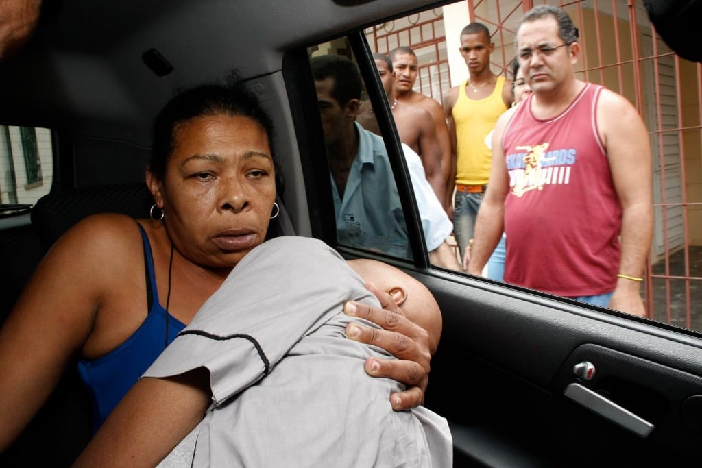 Guillermo Farinas, dissidente cubano em greve de fome, é levado ao hospital pela mulher (EPA/Rolando Pujol)