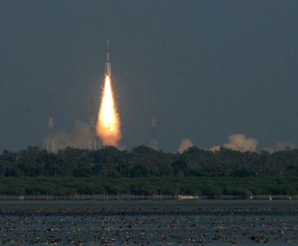 Foguetão espacial indiano explode após lançamento (EPA)