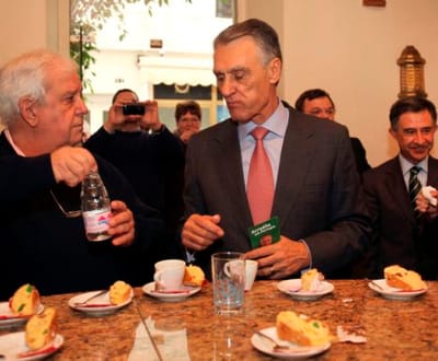15 anos depois, Cavaco volta a comer bolo-rei em campanha - TVI