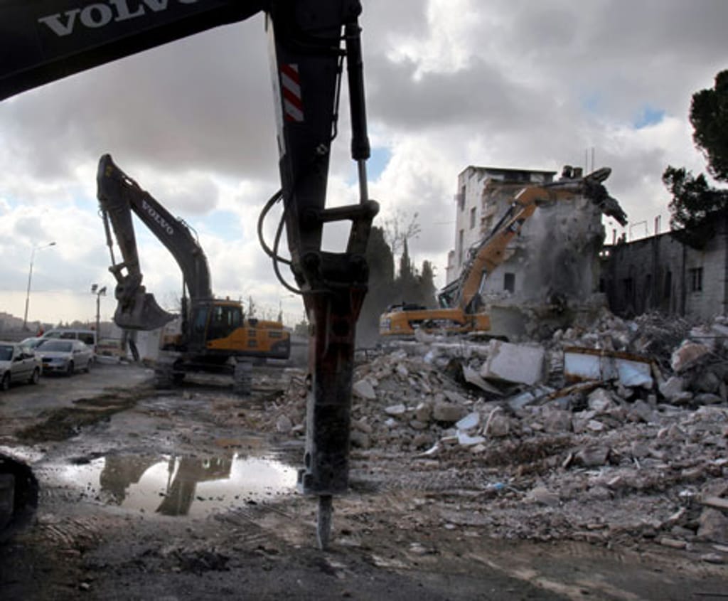 Demolição do hotel Shephard (EPA/JIM HOLLANDER)