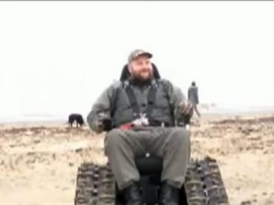 Obrigado a ter licença para guiar cadeira de rodas de «guerra» (vídeo) - TVI