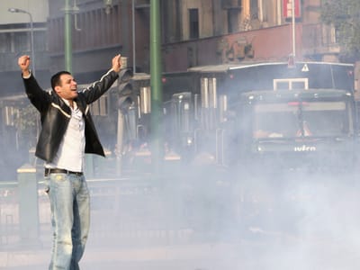 Milhares de egípcios exigem nas ruas saída de Mubarak - TVI