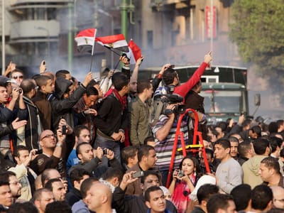 Egipto: manifestantes incendeiam edifício governamental em Suez - TVI