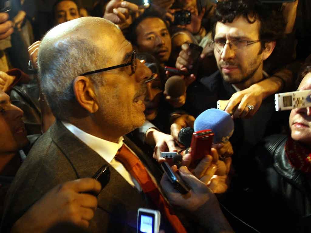 Mohamed ElBaradei na chegada ao Cairo (EPA/KHALED EL FIQI)