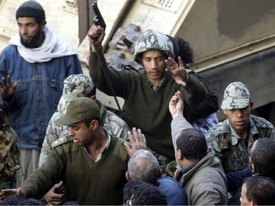 «O exército tem de escolher entre o Egipto e Mubarak» - TVI