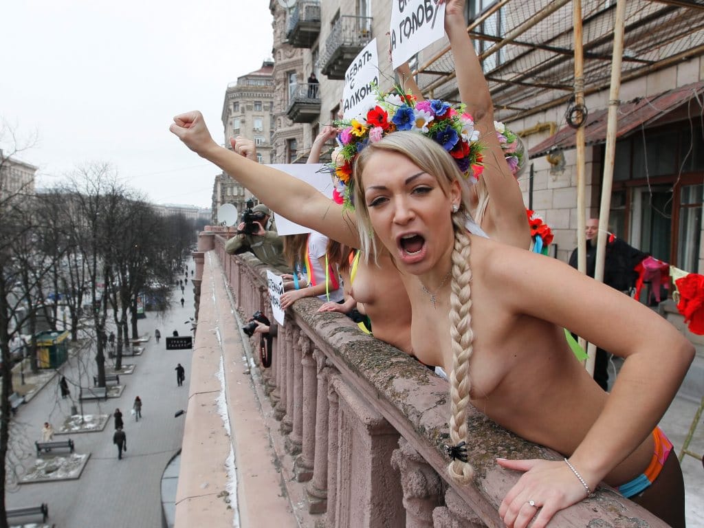 Protestam em topless com temperaturas negativas [EPA/SERGEY DOLZHENKO]