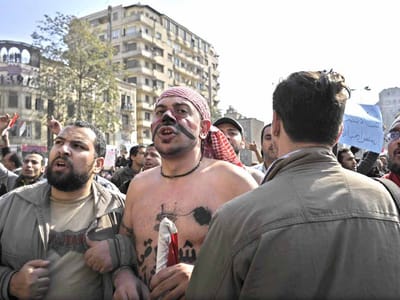 Praça Tahrir no Cairo transforma-se campo de batalha - TVI