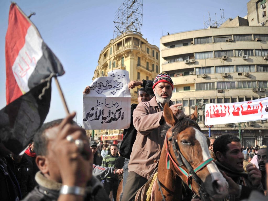 Confrontos na Praça Tahrir no Cairo (EPA)