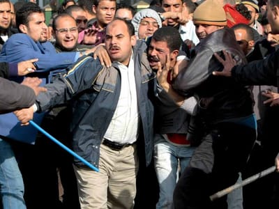 Cairo: partidários de Mubarak cercam hotel à procura de jornalistas - TVI