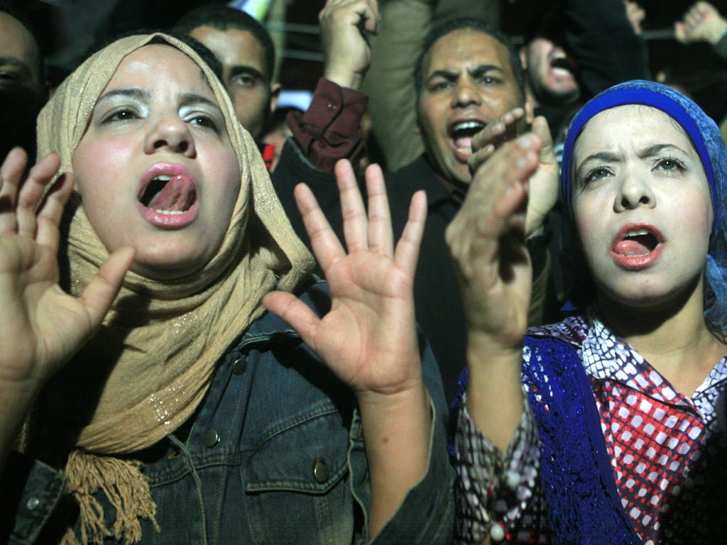 Egípcios festejam saida de Mubarak (EPA/LUSA)