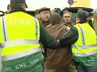 GNR dispersa manifestantes que esperavam Sócrates - TVI