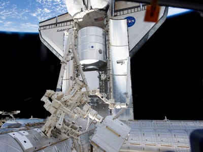 Astronautas do Discovery aventuram-se em passeio no Espaço - TVI