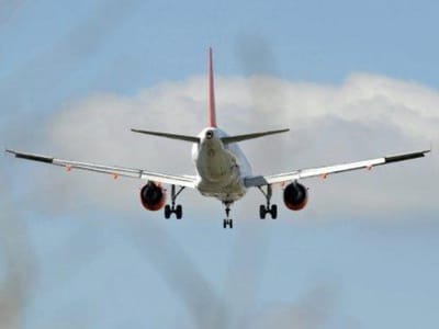 Passageiro tentou abrir porta do avião em pleno voo - TVI