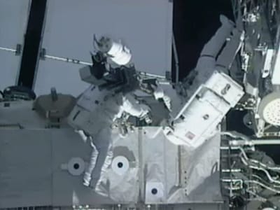 Astronautas caminham no espaço - TVI