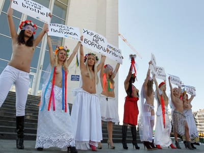 Protestam em topless contra concurso que as vende - TVI