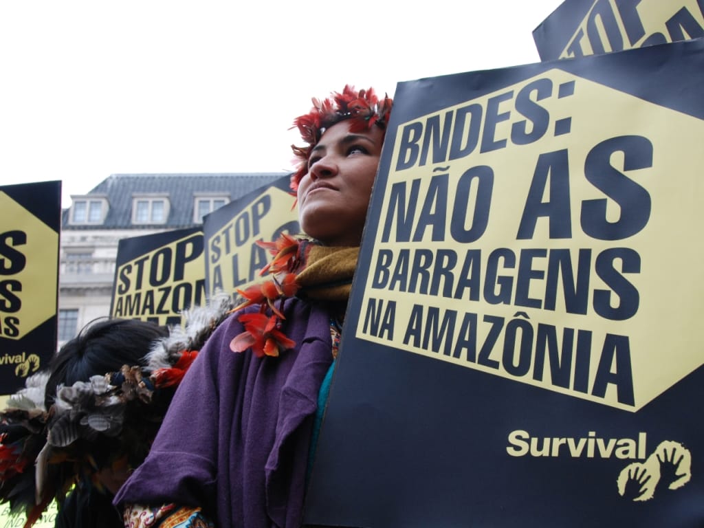 Índios da Amazónia e Survival Internacional protestam em Londres (foto Marc Cowan/Survival)