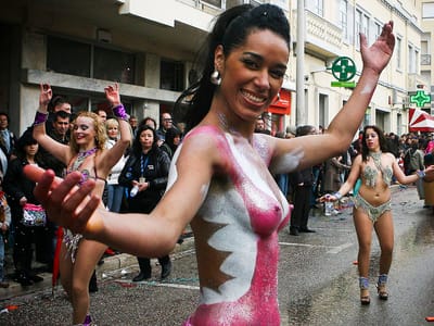 Carnaval de Loulé envolve maior número de pessoas de sempre - TVI