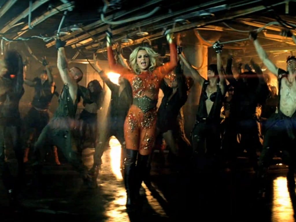 Britney Spears no vídeo «Till The World Ends»