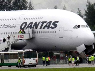 Avião aterra de emergência em Sydney - TVI