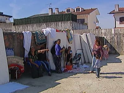 10 famílias ciganas dormem na rua há três dias - TVI