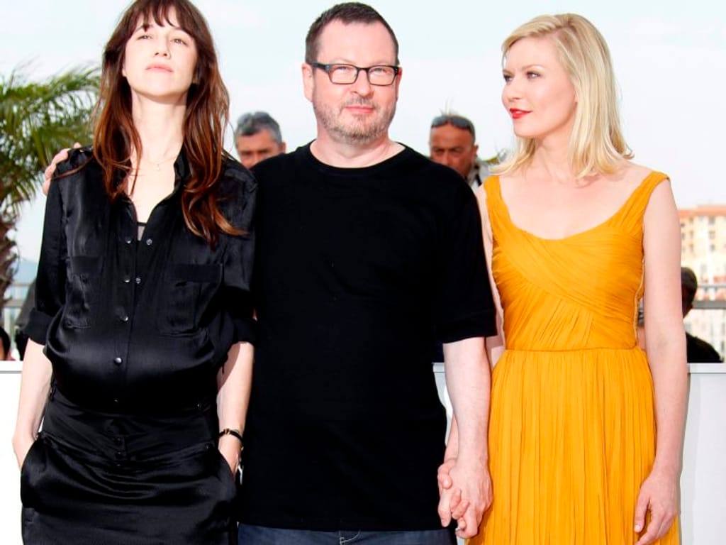 Charlotte Gainsbourg, Lars von Trier e Kirsten Dunst no Festival de Cannes 2011 (foto Lusa/EPA Ian Langsdon)